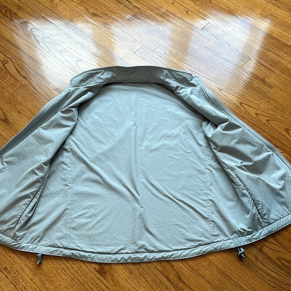 Peter Millar men’s reversible vest. excellent condition. never worn - Picture 3 of 5